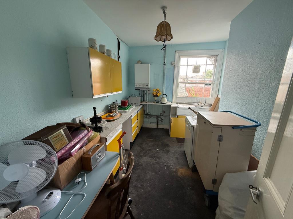 Lot: 96 - COMMERCIAL INVESTMENT WITH VACANT SPLIT LEVEL FLAT ABOVE - Kitchen with window to the side